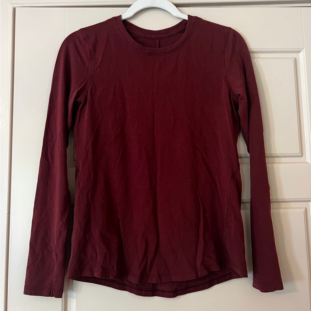 Lululemon Women’s Long Sleeve Scoopneck Maroon Athletic Shirt in Size Small